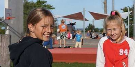 Fire piger til idrætsdag - Skåde Skole