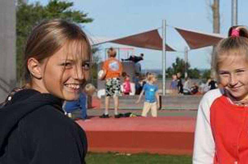 Fire piger til idrætsdag - Skåde Skole