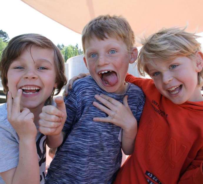 Tre drenge udenfor skolen