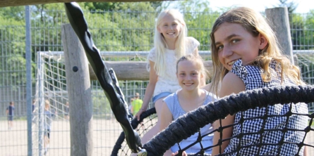 Store piger på gynge